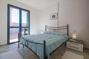 奥罗塞伊Residenza Maria Antonia - Private Apartment的一间卧室设有一张床和一个大窗户