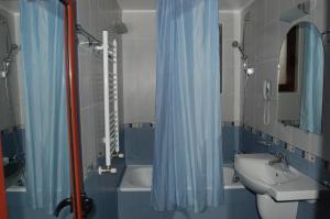 索非亚Hotel Kibella的浴室设有蓝色的浴帘和水槽
