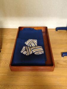 青森伊吕波旅馆的一张桌子上带三个枕头的木制托盘