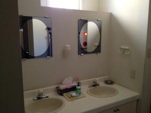 青森伊吕波旅馆的浴室设有2个水槽和2面镜子