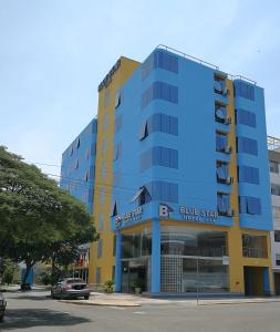 利马蓝星酒店的街上的蓝色和黄色建筑