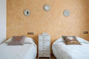 埃尔帕尔马Casa Pescadores de Vallterra的卧室配有两张床,墙上有两面镜子