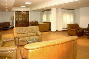 瓜达卢佩席帕伲拓酒店的一个带真皮沙发和椅子的大客厅