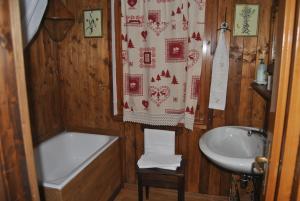 圣文森特伊尔托西奥住宿加早餐酒店的一间带水槽、浴缸和卫生间的浴室