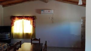 圣拉斐尔Cabaña Anfuso的客厅配有桌子和窗户