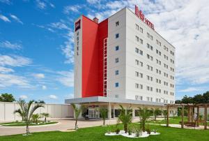里约布兰科ibis Rio Branco的拥有红白色建筑的酒店
