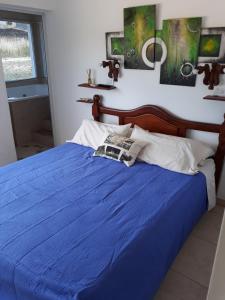 凡塔纳镇Complejo Sol&Luna的一间卧室配有蓝色床和蓝色棉被