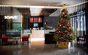 首尔首尔G地酒店的大堂中间的圣诞树
