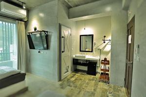 台东实舍台东的一间带水槽和镜子的浴室
