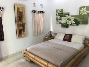 桑塔纳巴厘岛家庭住宿酒店客房内的一张或多张床位