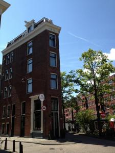 阿姆斯特丹林登酒店的城市街道上一座高大的红砖建筑