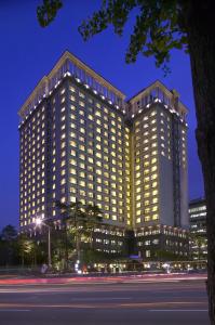 首尔首尔盛捷服务公寓的夜间有灯光的建筑,街道