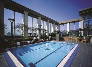 首尔首尔盛捷服务公寓的一座大楼顶部的游泳池