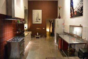 圣巴尔托洛梅Casa Bermejo的一间带炉灶和冰箱的大厨房