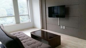 大田高恩酒店的带沙发和平面电视的客厅
