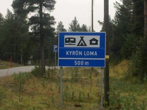 KyröKyrön Loma的道路上的一个蓝色标志