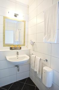 OttenschlagPension Einsiedl的白色的浴室设有水槽和镜子