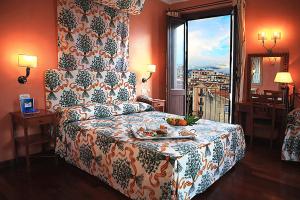 巴勒莫伯格韦基奥酒店的一间卧室配有一张带桌子和窗户的床