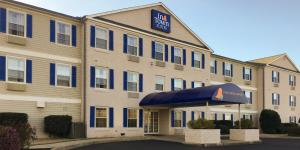 安德森InTown Suites Extended Stay Anderson SC - Clemson University的前面有一个蓝色标志的酒店