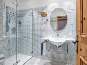 锡尔斯玛丽亚普利瓦塔酒店的浴室配有盥洗盆和带镜子的淋浴