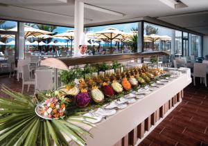 米多恩Club Palm Azur Families and Couples的餐厅内展示的水果和蔬菜自助餐
