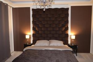 比得哥什Apartamenty Dream of Bydgoszcz的一间卧室配有一张大床和大床头板