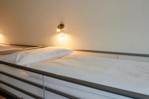 柏林博尔豪斯柏林旅舍的光线充足的房间里一张空床