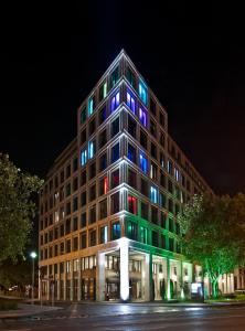 柏林柏灵城中区COSMO酒店的建筑的侧面有五颜六色的灯光