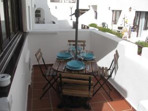 科拉雷侯La Graciosa Apartment的阳台配有桌椅