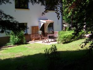 萨斯尼茨Käuzchenkuhle的后院配有桌椅和凉亭