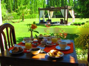 查克拉斯德科里亚朝圣者小憩酒店的一张桌子,上面有早餐食品和橙汁