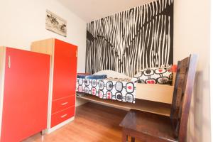 里耶卡Apartment Roberta的一间卧室配有一张床和一个红色橱柜