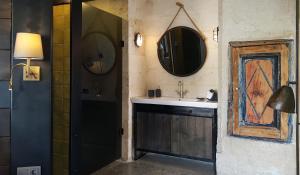 于尔居普索塔卡帕多西亚旅馆的一间带水槽和镜子的浴室