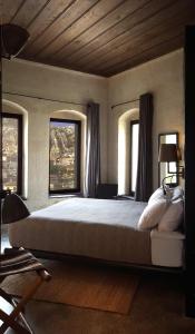 于尔居普索塔卡帕多西亚旅馆的一间卧室设有一张大床和两个窗户