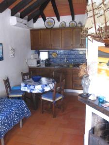 塔维拉Villa Sofia的一间厨房,里面配有桌椅
