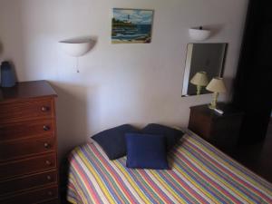 塔维拉Villa Sofia的一间卧室配有一张带两个蓝色枕头的床