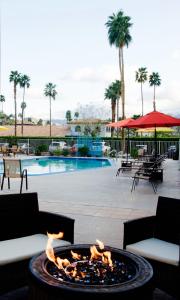 棕榈泉德罗斯瑞斯汽车旅馆内部或周边的泳池