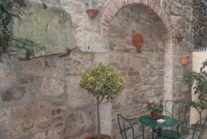 阿斯科利皮切诺Piccola corte的石墙,桌子和植物