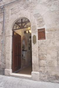 阿斯科利皮切诺Piccola corte的木门的建筑物入口