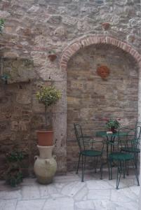 阿斯科利皮切诺Piccola corte的石墙前的桌椅