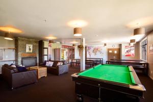 皇后镇里维斯旅馆的客厅配有台球桌