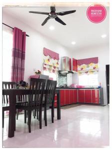 加央Wadihana Homestay的厨房配有桌椅和吊扇。