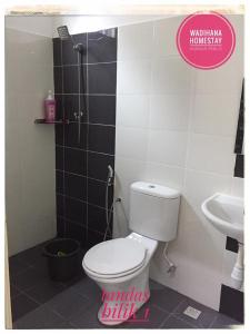 加央Wadihana Homestay的浴室配有卫生间、淋浴和盥洗盆。