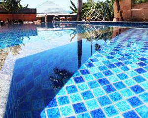 明古鲁省塞纳体育酒店的蓝色瓷砖的游泳池