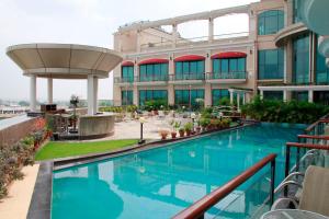 钱德加尔Welcomhotel by ITC Hotels, Bella Vista, Panchkula - Chandigarh的大楼前设有游泳池的酒店
