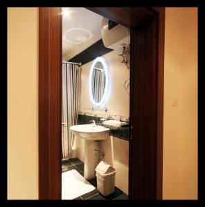 延布Taraf Yanbu的一间带水槽和镜子的浴室