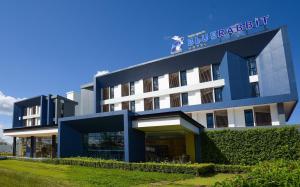 尖竹汶蓝兔酒店的一座建筑的顶部是蓝色的巴酒店