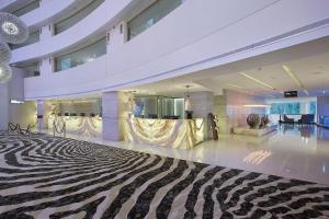 黄金海岸黄金海岸星亿酒店的大堂,大楼内有斑马图案的地板