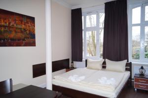 汉堡汉堡我的睡床宾馆的一间卧室配有一张带白色床单的床和两个窗户。