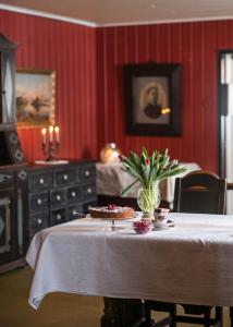 Eggedal艾格多伯格尔斯杜酒店的一间房间,桌子上放着花瓶
